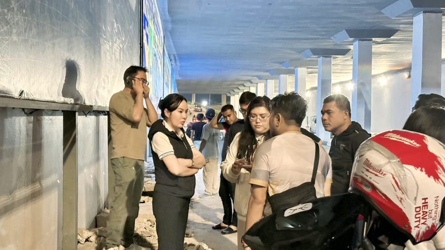 Li Claudia Chandra meninjau lokasi drainase yang kehilangan penutup besi di Terowongan Pelita Batam.