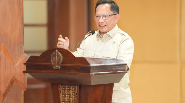 Menteri Dalam Negeri Tito Karnavian saat rapat kerja dengan Komisi II DPR RI. Menteri Dalam Negeri Tito Karnavian saat rapat kerja dengan Komisi II DPR RI.