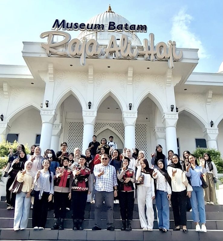 Mahasiswa Universitas Batam mengikuti penjelasan sejarah di Museum Raja Ali Haji Batam.