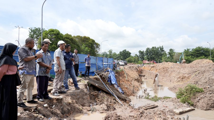 Petugas memperbaiki pipa transmisi air bersih yang bocor di Batam.