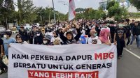Relawan dan pekerja dapur MBG menggelar aksi damai di depan DPRD Kota Batam.