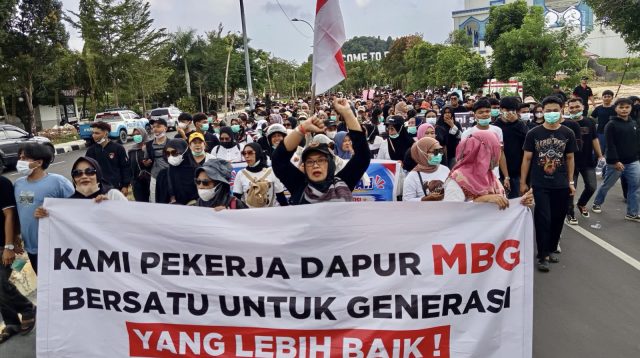 Relawan dan pekerja dapur MBG menggelar aksi damai di depan DPRD Kota Batam.