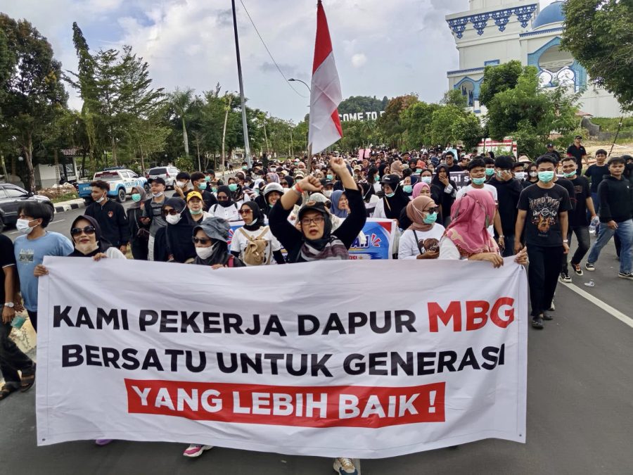Relawan dan pekerja dapur MBG menggelar aksi damai di depan DPRD Kota Batam.