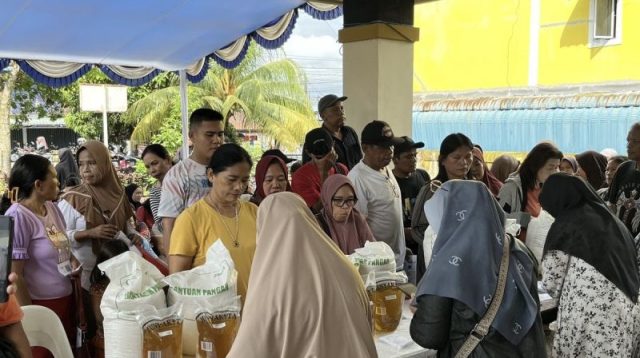 Petugas menyalurkan bantuan pangan beras kepada warga penerima manfaat di Batam.