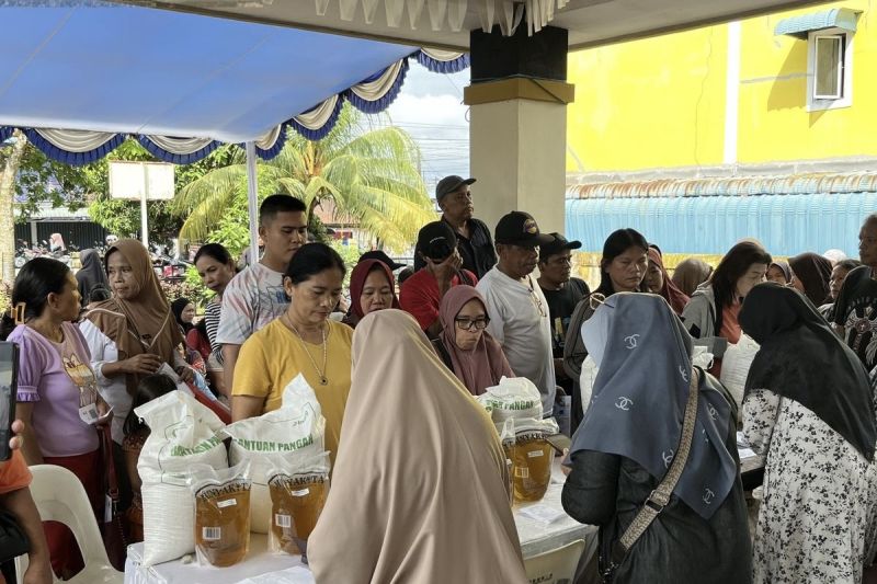 Petugas menyalurkan bantuan pangan beras kepada warga penerima manfaat di Batam.