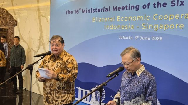 E4C12C26-581C-4273-AA3F-53849C94628B Menteri Koordinator Bidang Perekonomian Airlangga Hartarto menjelaskan perkembangan rencana ekspor listrik bersih Indonesia ke Singapura.
