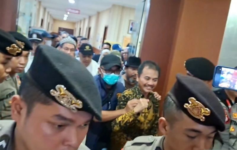 Roy Suryo dan dokter Tifa keluar dari RS Polri sebelum pelimpahan tahap II ke kejaksaan.