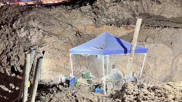 Petugas memperbaiki pipa transmisi air di kawasan Simpang Plamo menuju Kepri Mall, Batam.