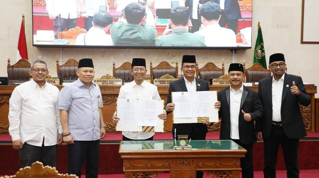 Wali Kota Batam Amsakar Achmad bersama pimpinan DPRD Kota Batam menunjukkan dokumen Perda PSU Perumahan usai rapat paripurna.