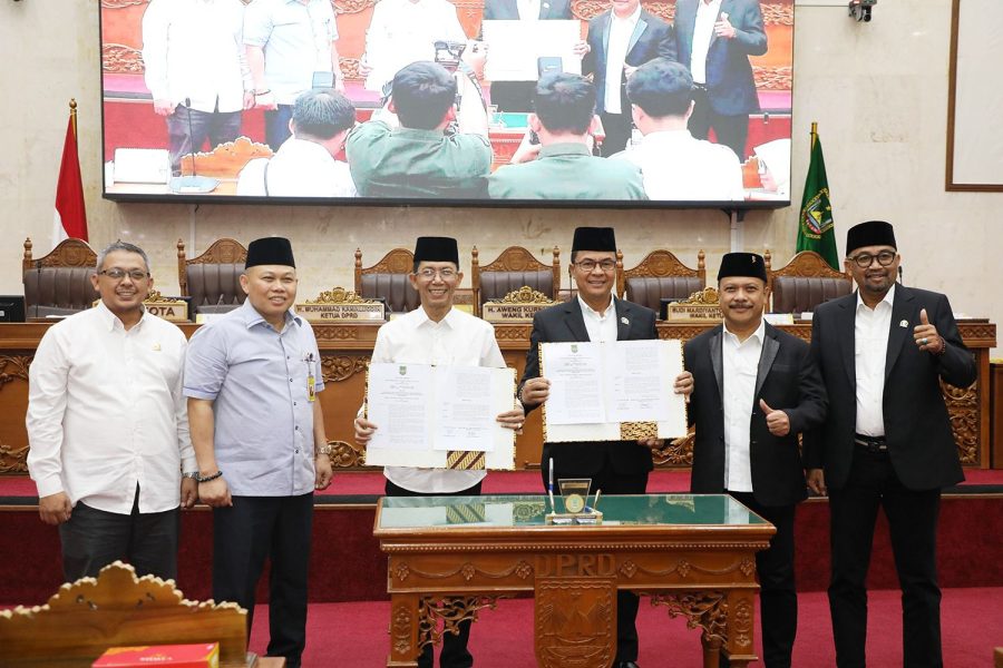 Wali Kota Batam Amsakar Achmad bersama pimpinan DPRD Kota Batam menunjukkan dokumen Perda PSU Perumahan usai rapat paripurna.
