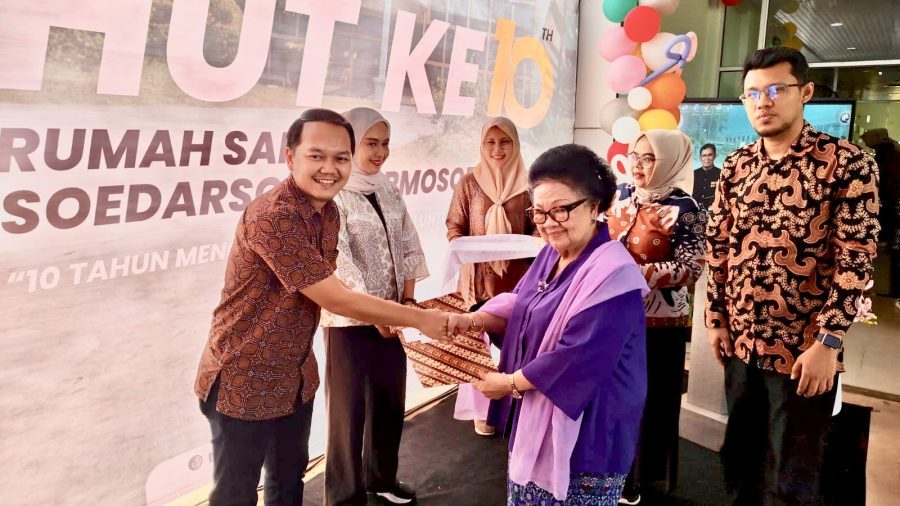 Sri Soedarsono saat perayaan HUT ke-10 RS Soedarsono Darmosoewito di Batam.
