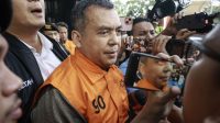 Wakil Menteri Imigrasi dan Pemasyarakatan Silmy Karim mengenakan rompi tahanan KPK setelah ditetapkan sebagai tersangka kasus dugaan pemerasan pengurusan izin tinggal WNA.