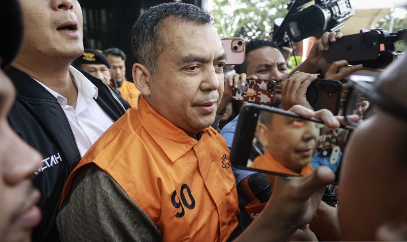 Wakil Menteri Imigrasi dan Pemasyarakatan Silmy Karim mengenakan rompi tahanan KPK setelah ditetapkan sebagai tersangka kasus dugaan pemerasan pengurusan izin tinggal WNA.