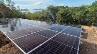 Panel surya PLTS KDKMP Pulau Sembur di Batam, Kepulauan Riau.
