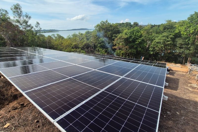 Panel surya PLTS KDKMP Pulau Sembur di Batam, Kepulauan Riau.