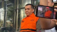 Silmy Karim mengenakan rompi tahanan KPK setelah menjalani pemeriksaan terkait dugaan korupsi pengurusan izin tinggal warga negara asing.
