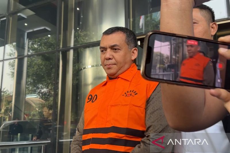 Silmy Karim mengenakan rompi tahanan KPK setelah menjalani pemeriksaan terkait dugaan korupsi pengurusan izin tinggal warga negara asing.