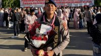 Bripda Moh Nurtakhim menerima penghargaan lulusan terbaik akademik Pendidikan Bintara Polri di Makassar.