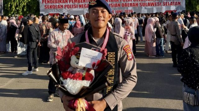 Bripda Moh Nurtakhim menerima penghargaan lulusan terbaik akademik Pendidikan Bintara Polri di Makassar. Bripda Moh Nurtakhim menerima penghargaan lulusan terbaik akademik Pendidikan Bintara Polri di Makassar.