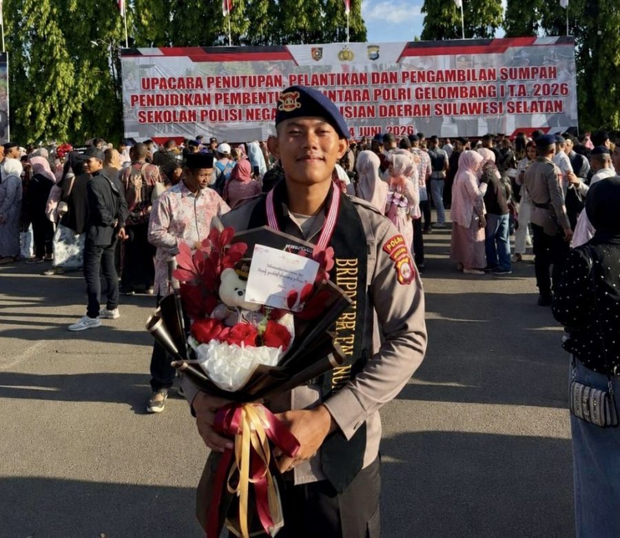 Bripda Moh Nurtakhim menerima penghargaan lulusan terbaik akademik Pendidikan Bintara Polri di Makassar.