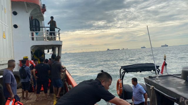 Operasi pemantauan lokasi tenggelamnya KM Batam Indah 9 di Selat Malaka.