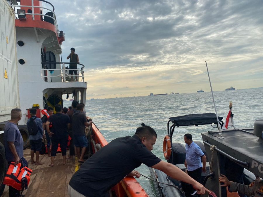 Operasi pemantauan lokasi tenggelamnya KM Batam Indah 9 di Selat Malaka.