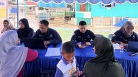 Petugas Diskum Batam mendampingi pelaku UMKM pesisir mengurus Nomor Induk Berusaha.