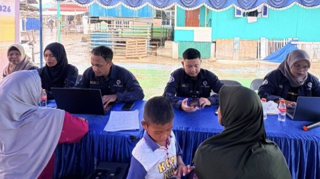 Petugas Diskum Batam mendampingi pelaku UMKM pesisir mengurus Nomor Induk Berusaha.
