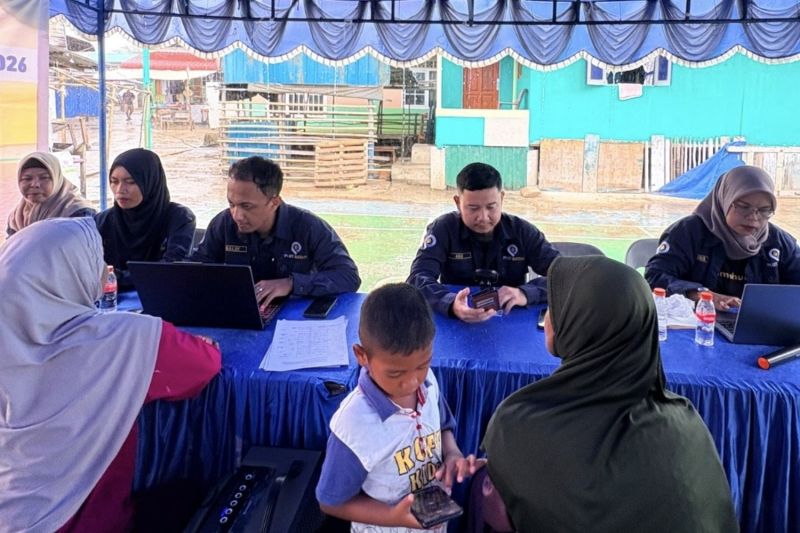 Petugas Diskum Batam mendampingi pelaku UMKM pesisir mengurus Nomor Induk Berusaha.