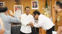 Wali Kota Batam Amsakar Achmad berdiskusi dengan Kepala Kanwil Kementerian Hukum Kepulauan Riau mengenai pembentukan Pos Bantuan Hukum.