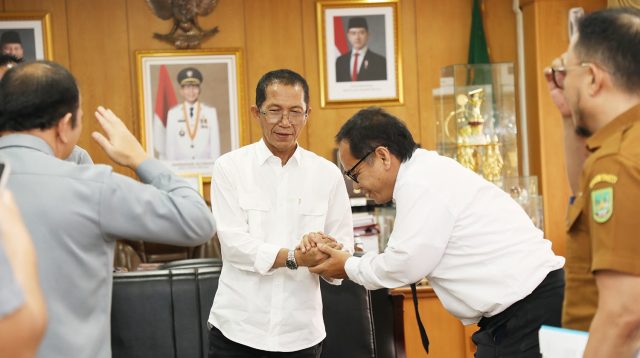 Wali Kota Batam Amsakar Achmad berdiskusi dengan Kepala Kanwil Kementerian Hukum Kepulauan Riau mengenai pembentukan Pos Bantuan Hukum.