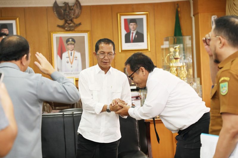Wali Kota Batam Amsakar Achmad berdiskusi dengan Kepala Kanwil Kementerian Hukum Kepulauan Riau mengenai pembentukan Pos Bantuan Hukum.
