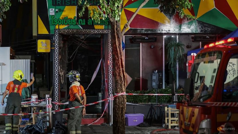 Petugas penyelamat berada di depan Bar Rong Beer Na Lat Phrao di Bangkok setelah kebakaran besar yang menewaskan 27 orang.