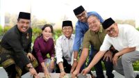 Amsakar Achmad bersama jajaran BP Batam memulai pembangunan Bundaran Raja Ali Marhum di jalan menuju Bandara Hang Nadim.