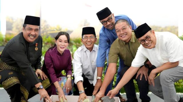 Amsakar Achmad bersama jajaran BP Batam memulai pembangunan Bundaran Raja Ali Marhum di jalan menuju Bandara Hang Nadim.