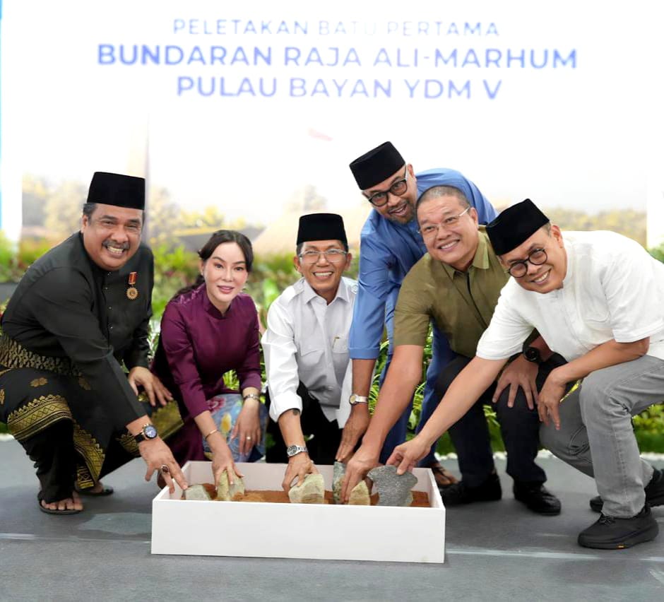 Amsakar Achmad bersama jajaran BP Batam memulai pembangunan Bundaran Raja Ali Marhum di jalan menuju Bandara Hang Nadim.