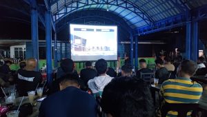 Wakil Bupati Kepulauan Anambas Raja Bayu Febri Gunadian berbaur dengan masyarakat saat nonton bareng final Piala Dunia 2026 di Pelabuhan Damai, Desa Tarempa Barat, Senin (20/7/2026) dini hari.