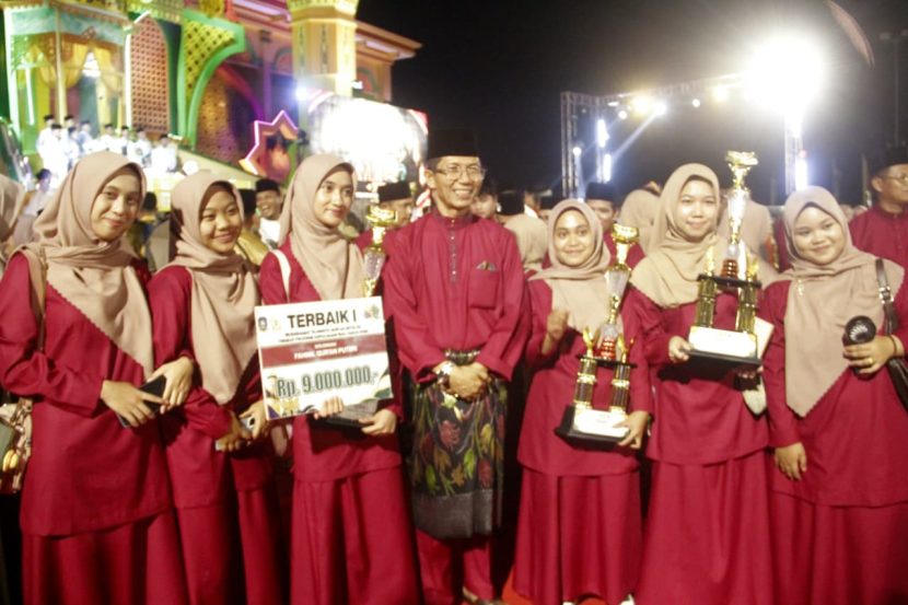 Wali Kota Batam Amsakar Achmad menerima piala juara umum MTQH XII Kepulauan Riau.