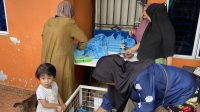 Petugas SPPG Batam menyiapkan paket MBG setelah penerima diverifikasi melalui sistem berbasis NIK. Petugas SPPG Batam menyiapkan paket MBG setelah penerima diverifikasi melalui sistem berbasis NIK.