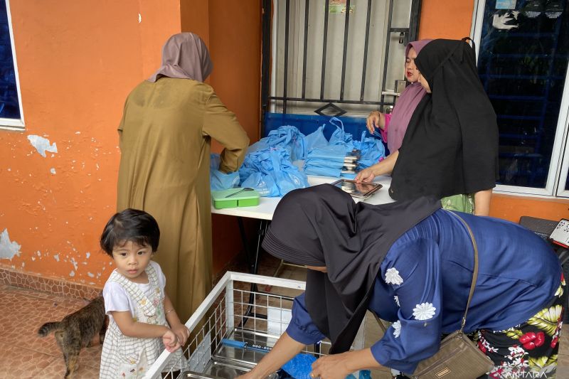 Petugas SPPG Batam menyiapkan paket MBG setelah penerima diverifikasi melalui sistem berbasis NIK.