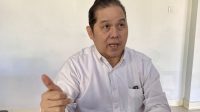 Petugas kesehatan melayani pemeriksaan skrining HIV kepada warga di fasilitas kesehatan Kota Batam.