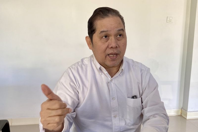 Petugas kesehatan melayani pemeriksaan skrining HIV kepada warga di fasilitas kesehatan Kota Batam.