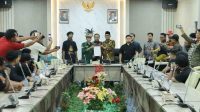 Ketua DPRD Batam berdialog dengan mahasiswa yang menyampaikan aspirasi mengenai krisis air dan lingkungan.