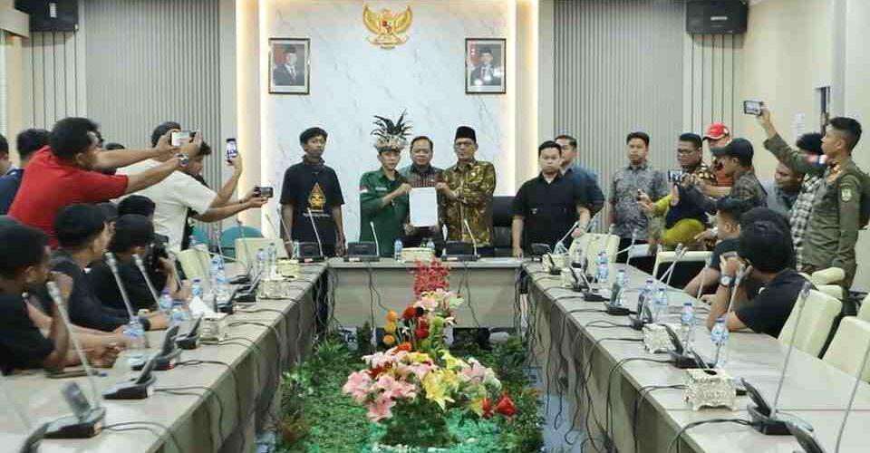 Ketua DPRD Batam berdialog dengan mahasiswa yang menyampaikan aspirasi mengenai krisis air dan lingkungan.