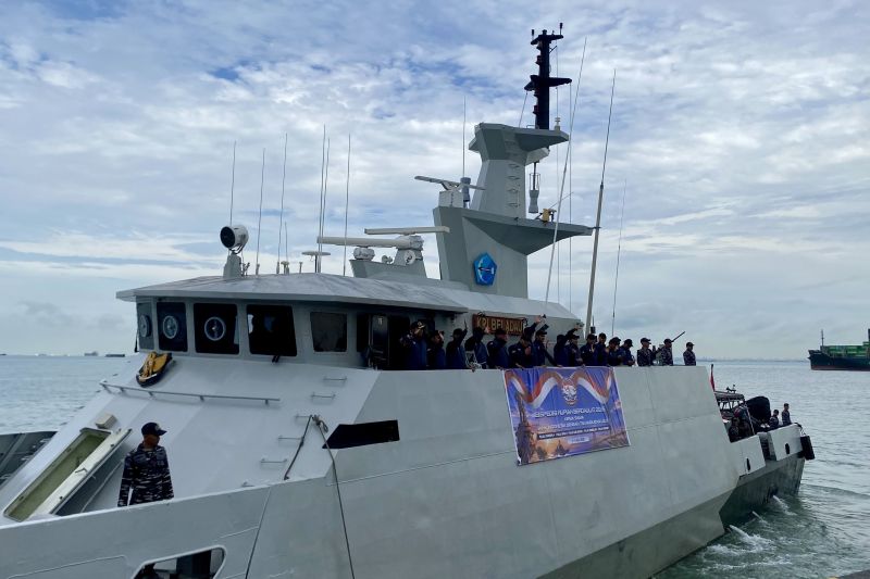KRI Beladau-643 membawa tim Bank Indonesia dalam Ekspedisi Rupiah Berdaulat menuju pulau-pulau terluar Kepulauan Riau.