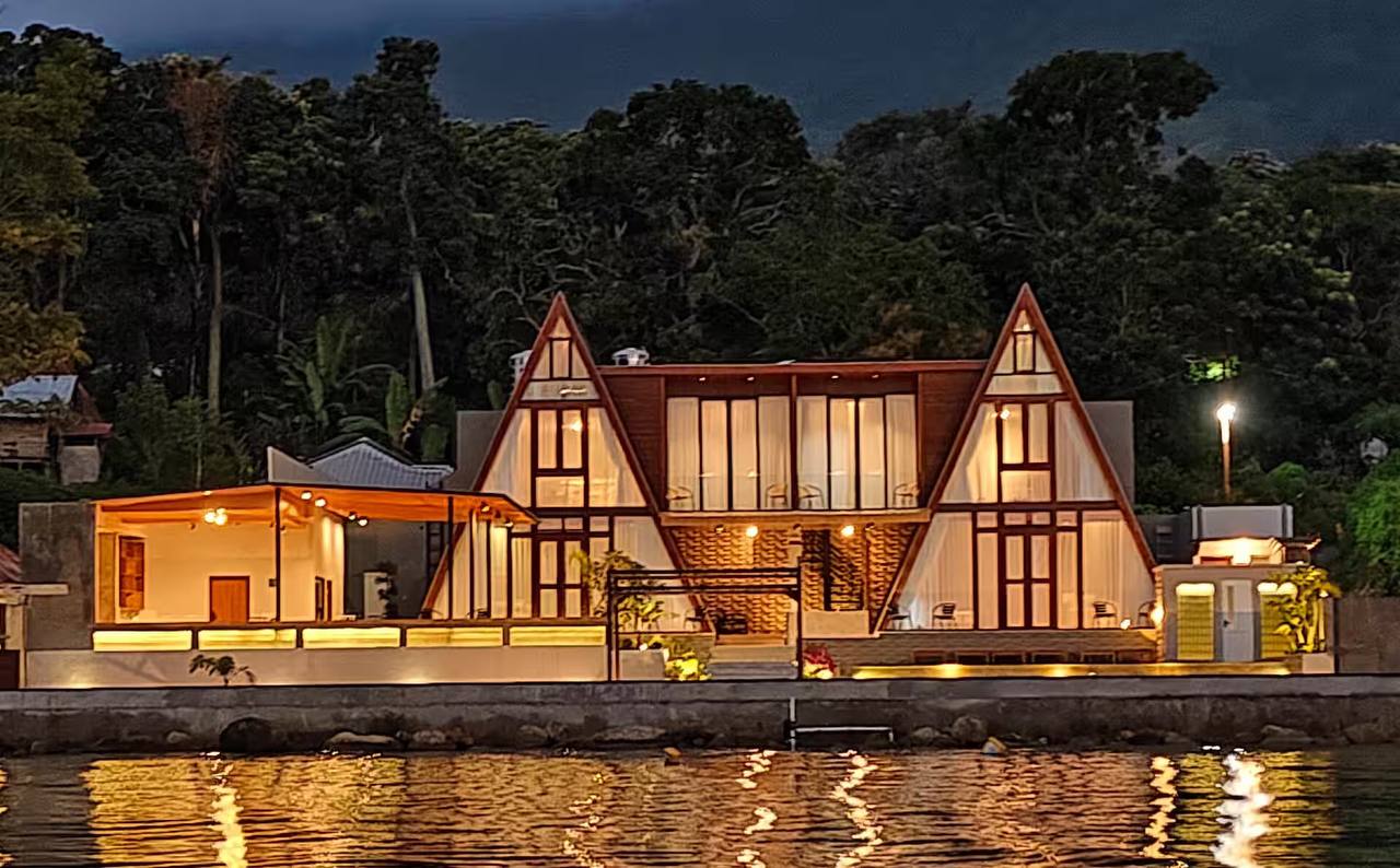 Family Cabin Lake Toba