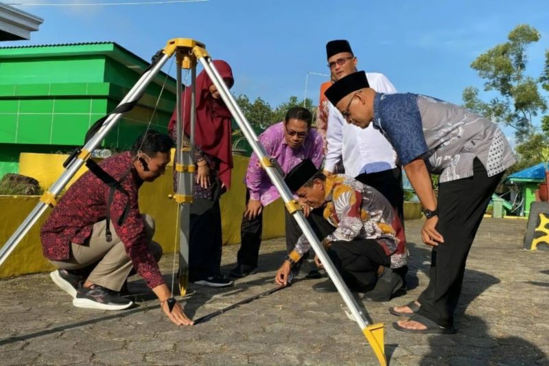 Petugas Kanwil Kemenag Kepulauan Riau mengukur arah kiblat menggunakan theodolite saat fenomena Rashdul Kiblat di Tanjungpinang.
