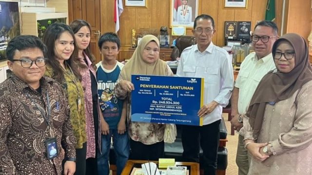 Wali Kota Batam dan Komisaris Utama TASPEN menyerahkan santunan kepada ahli waris ASN di Batam.