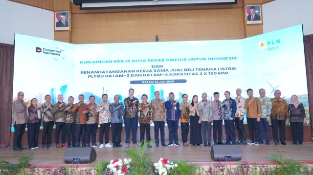 Duta Besar Swedia Daniel Blockert menghadiri penandatanganan kerja sama proyek PLTGU 300 MW antara PLN Batam dan Dalle Energy Batam.