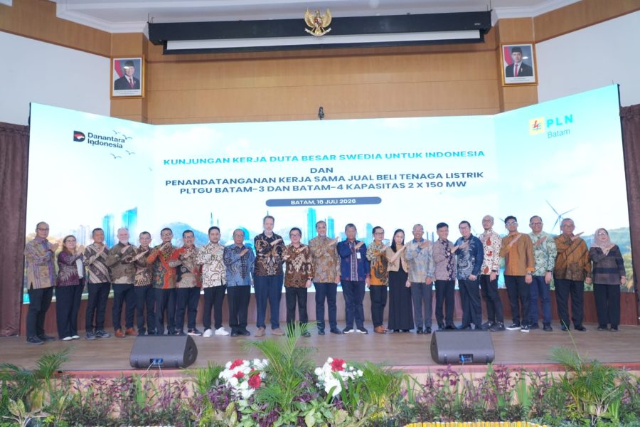 Duta Besar Swedia Daniel Blockert menghadiri penandatanganan kerja sama proyek PLTGU 300 MW antara PLN Batam dan Dalle Energy Batam.